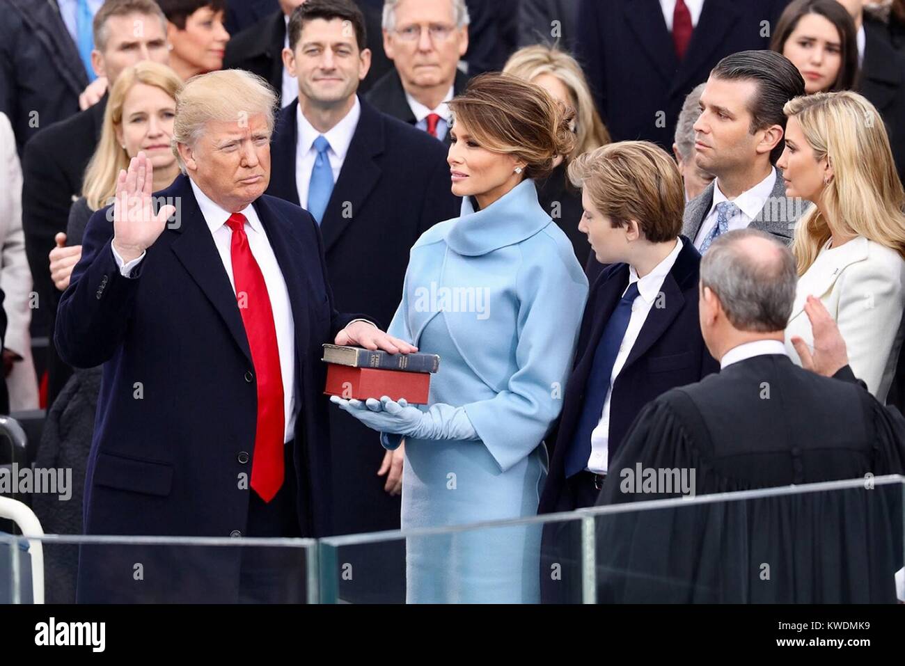 Donald Trump prende il giuramento di diventare nazioni 45th presidente, 20 gennaio, 2017. Sua moglie Melania detiene il Lincoln la Bibbia nella casella rossa. La sua mano è sulla Bibbia sua madre gli ha dato nel 1955 (BSLOC 2017 18 122) Foto Stock