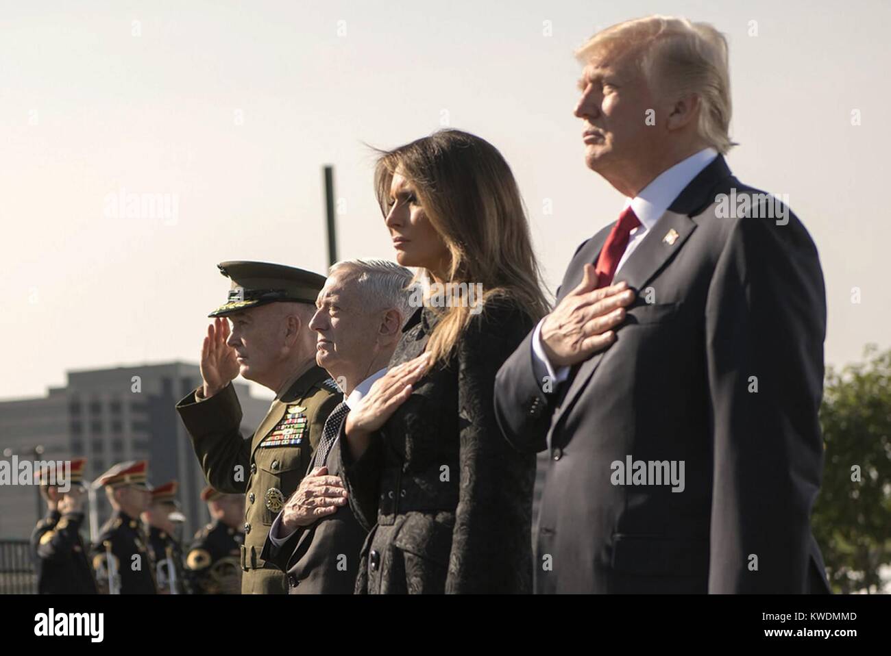 Presidente Trump durante il 9/11 osservanza cerimonia al Pentagono, Sett. 11, 2017. In piedi in salute, R-L: presidente Donald Trump, First Lady Melania Trump, difesa Sec. Jim Mattis, Gen. Joe Dunford, Chmn., Comune di capi di Stato Maggiore (BSLOC 2017 18 145) Foto Stock