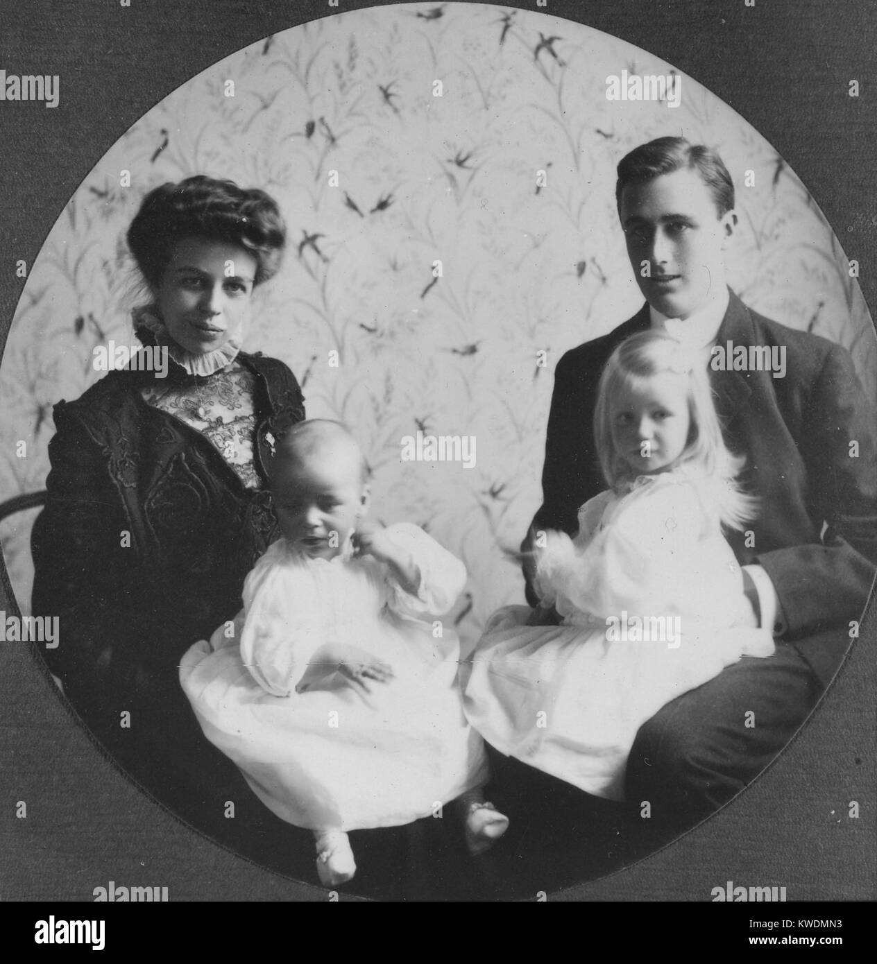 Eleanor Roosevelt e Franklin con i loro primi due figli, 1908 Foto Stock