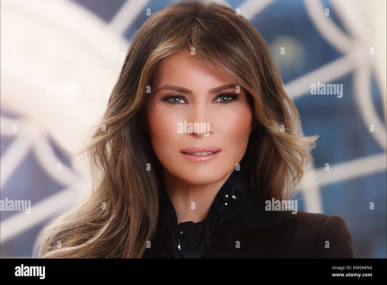 Foto ufficiale della prima signora Melania Trump, dal fotografo belga, Regine Mahaux. È evidente manipolazione digitale e ritocco. La foto è stata ripresa da tre fotografi belga - Regine Mahaux, il cui nome è attaccato al ritratto, assistita da suo fratello, Benoit Mahaux e Wim Van De Genachte (BSLOC 2017 18 159) Foto Stock