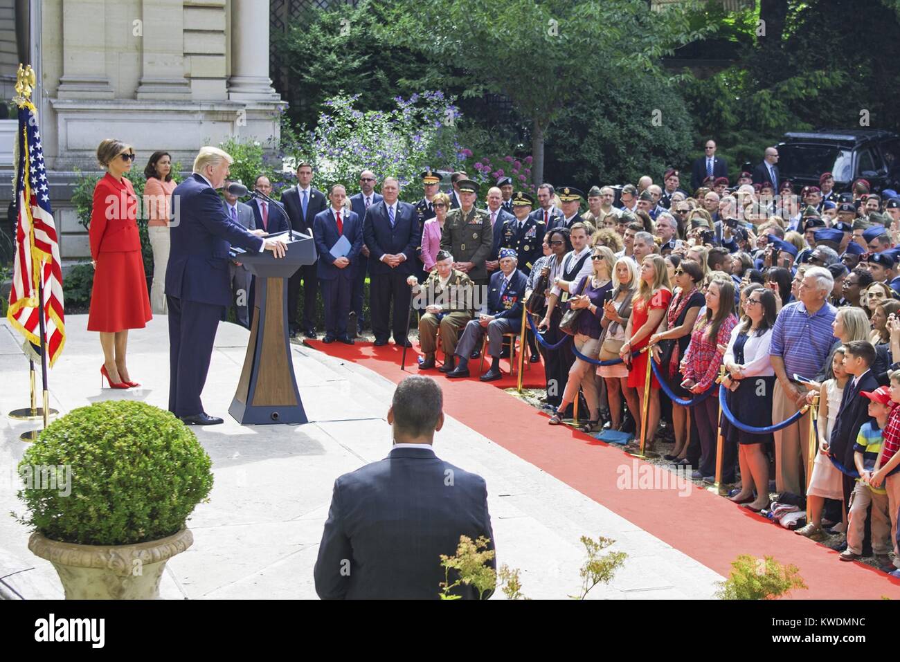 Presidente Donald Trump parla di elementi di servizio e i veterani di Parigi. I soldati USA porterebbe la Bastiglia parata militare il giorno seguente il 14 luglio 2017, per commemorare il 100° anniversario di noi entrata in guerra mondiale I (BSLOC 2017 18 164) Foto Stock