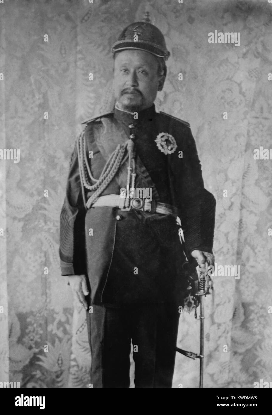 L'imperatore Gojong di Corea, in uniforme nel 1904. Il giapponese costretto sua abdicazione nel luglio 1907, in sostituzione di lui con suo figlio, Sunjong, come un re impotente. Il trattato di Japan-Korea del 1907 la Corea ha portato interamente sotto il governo giapponese (BSLOC 2017 18 70) Foto Stock