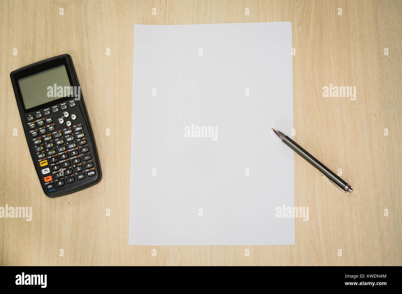 Grande sfondo con tema di ingegneria, knolling di ingegneria di oggetti con la mano e copia dello spazio sul foglio bianco. Foto Stock