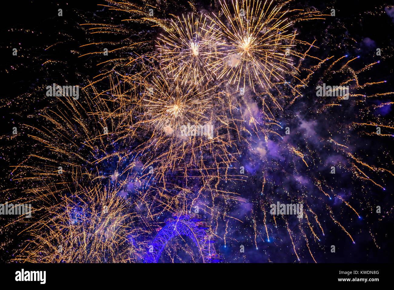 London, Regno Unito - 1 gennaio 2018. Fuochi d'artificio presso il London Eye nella capitale britannica celebra la fine del 2017 e l'arrivo del nuovo anno. Foto Stock