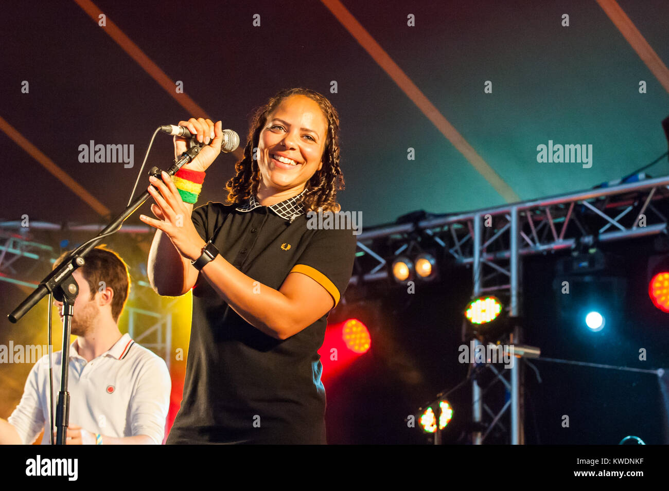 Ska Band 'più severo rispetto a U' cantante Elizah Jackson sul palco a Coventry Godiva Festival, Coventry, Regno Unito nel luglio 2017 con copia spazio. Foto Stock