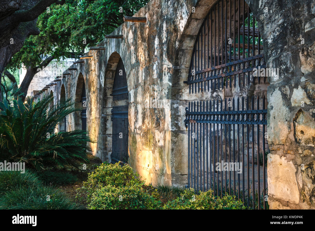Archi lungo il corridoio laterale, l'Alamo (la missione di San Antonio de Valero), San Antonio, Texas, Stati Uniti d'America Foto Stock