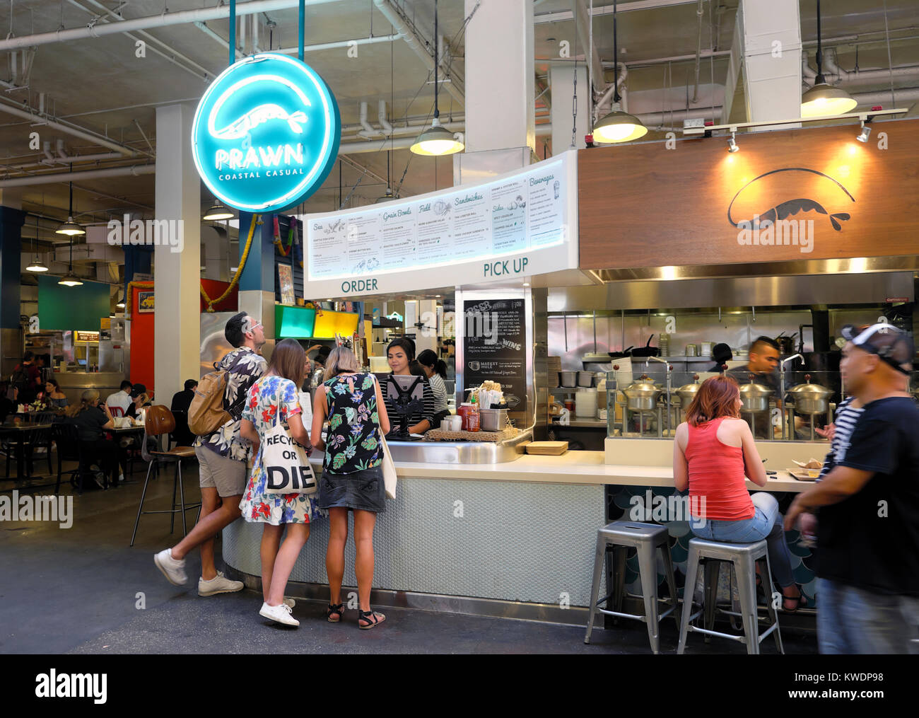 I giovani alla moda comprare cibo a Grand Central Market in S Broadway nel centro cittadino di Los Angeles, LA CALIFORNIA, STATI UNITI D'AMERICA KATHY DEWITT Foto Stock