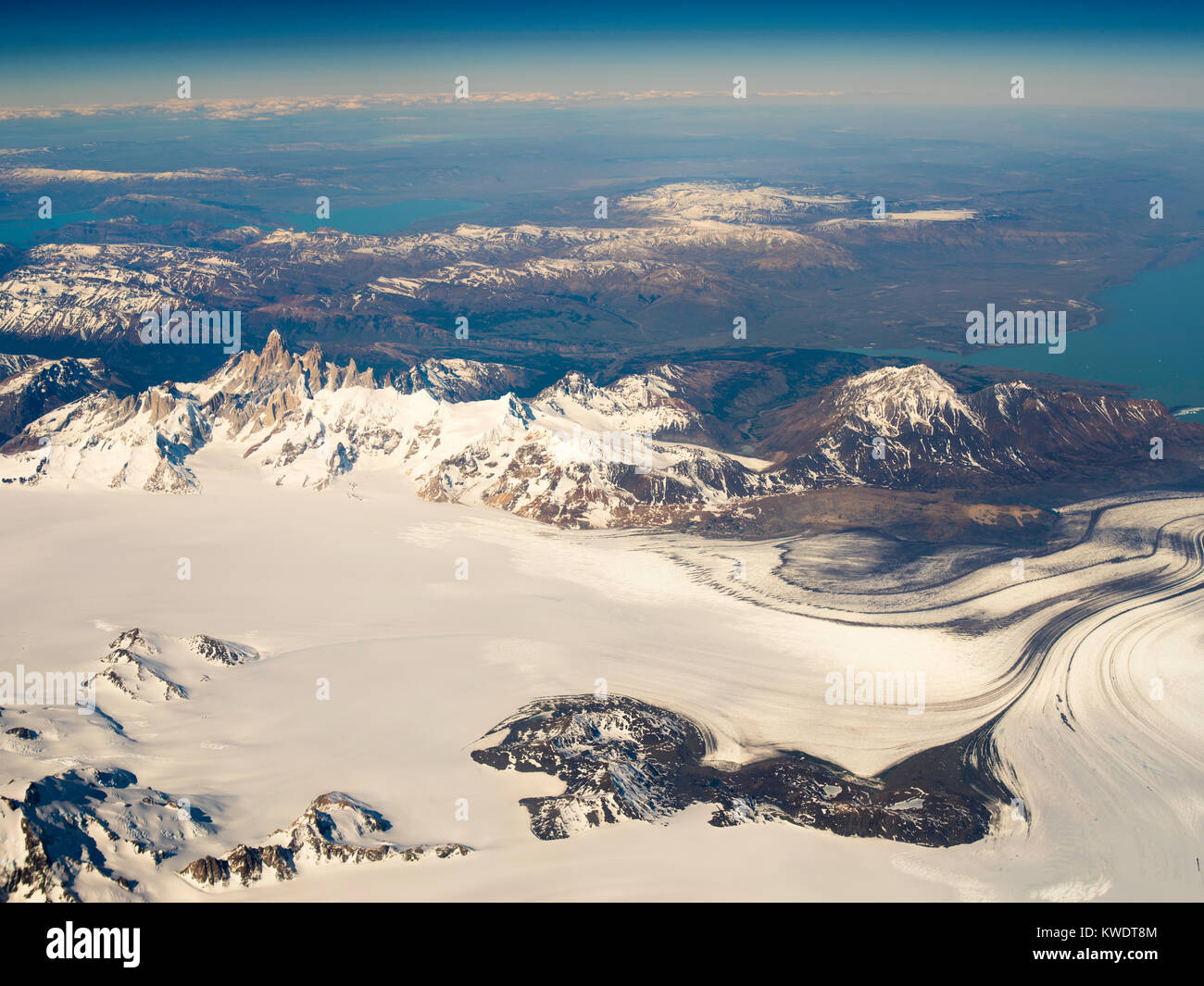 Vista Aerea del Mt. FitzRoy (El Chalten) e il nasello di Patagonia  Icefield, presi da un aereo commerciale oltre le Ande argentine Foto stock  - Alamy