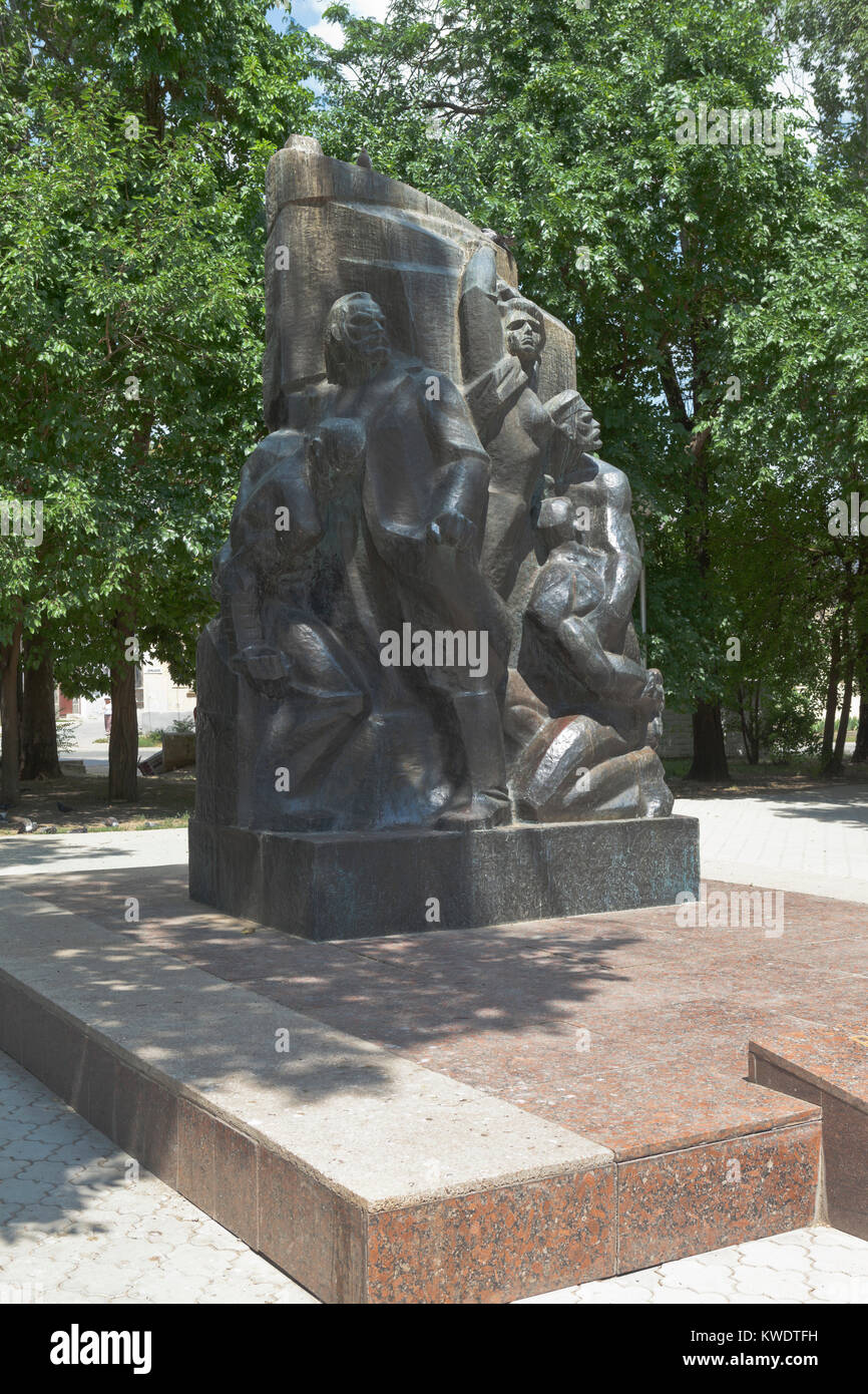 Evpatoria, Repubblica di Crimea, Russia - Luglio 21, 2017: monumento con la scritta "Gloria eterna ai combattenti caduti nella lotta per la e Foto Stock