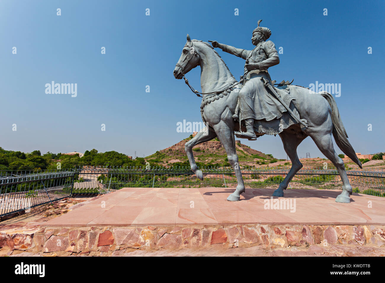 Rao Jodha statua e Forte Mehrangarh di Jodhpur, India Foto Stock