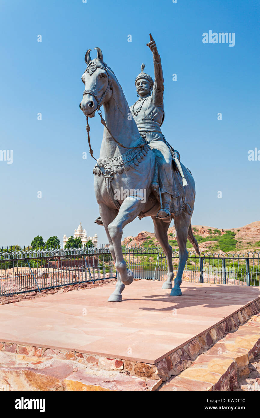 Rao Jodha statua e Forte Mehrangarh di Jodhpur, India Foto Stock