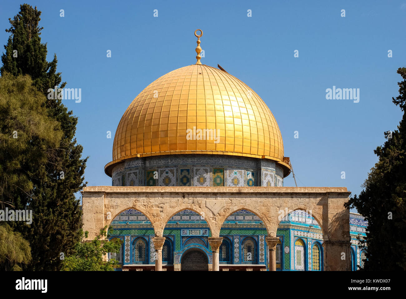 Zoom foto della cupola dorata della roccia, pietra miliare di Israele, situato dentro le mura della vecchia Gerusalemme Foto Stock