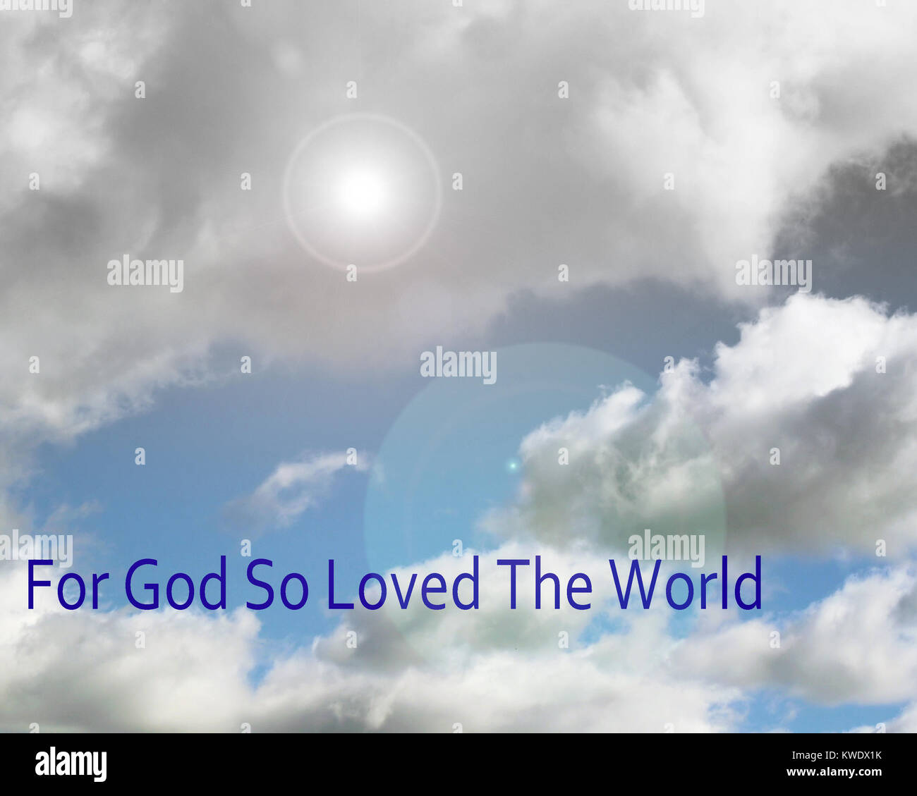 Dio infatti ha tanto amato il mondo - belle nubi in un luminoso cielo blu con spia luminosa Foto Stock