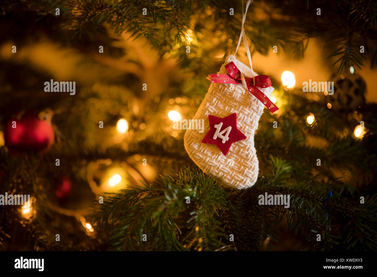 Data Del Natale.Tradizionale Calendario D Avvento Calza Con La Data Del 14 Dicembre Appeso Su Un Tradizionale Albero Di Natale Foto Stock Alamy