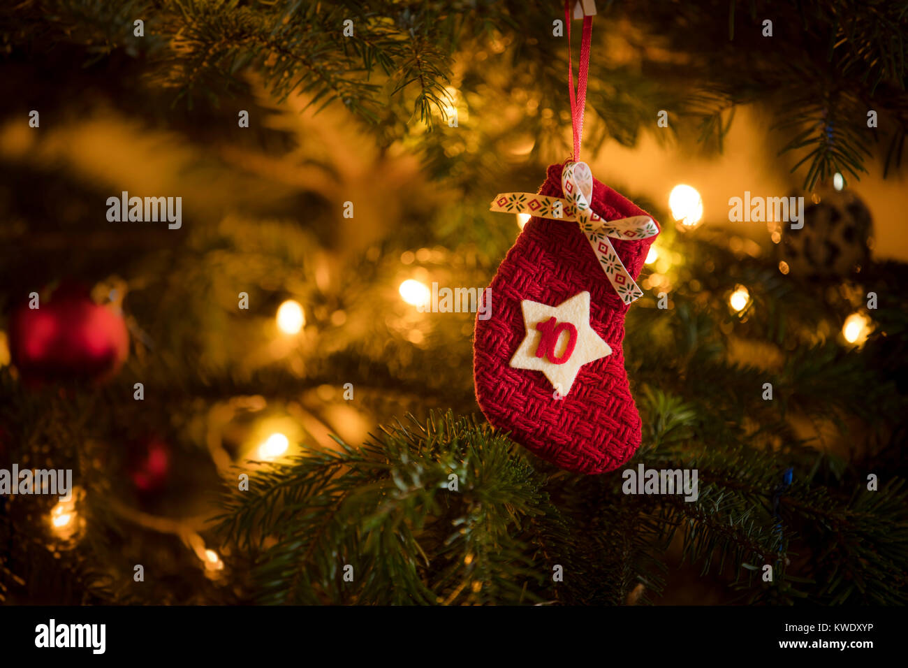 La Data Del Natale.Tradizionale Calendario D Avvento Calza Con La Data Del 10 Dicembre Appeso Su Un Tradizionale Albero Di Natale Foto Stock Alamy