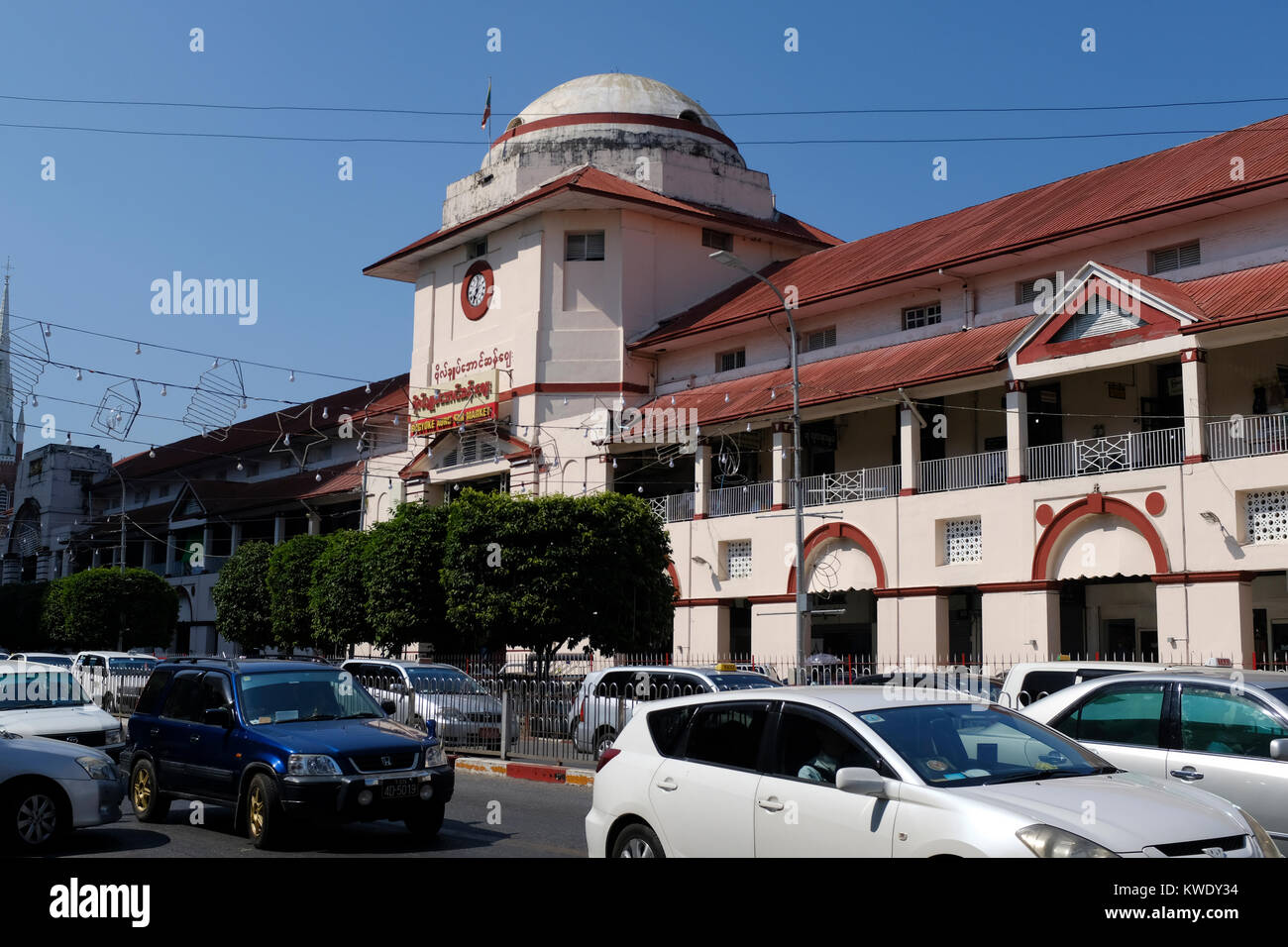 Bogyoke Aung San Market, precedentemente noto come Scott nel mercato, è un grande bazaar si trova in Pabedan township nel centro di Yangon, Myanmar. Foto Stock