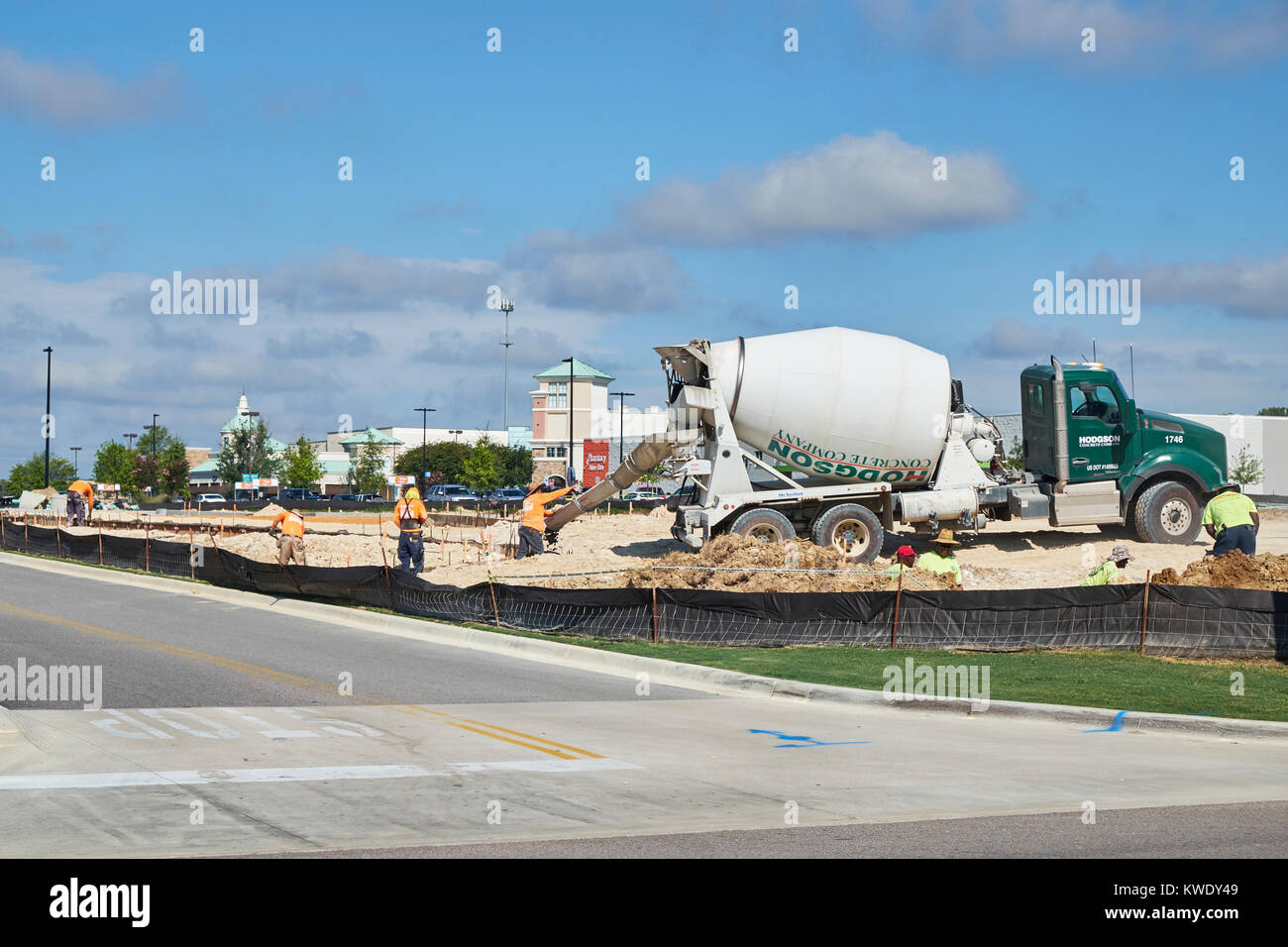 Equipaggio di costruzione per Hodgson calcestruzzo azienda versa del calcestruzzo per la fondazione di una nuova striscia shopping centre in Montgomery, Alabama USA. Foto Stock