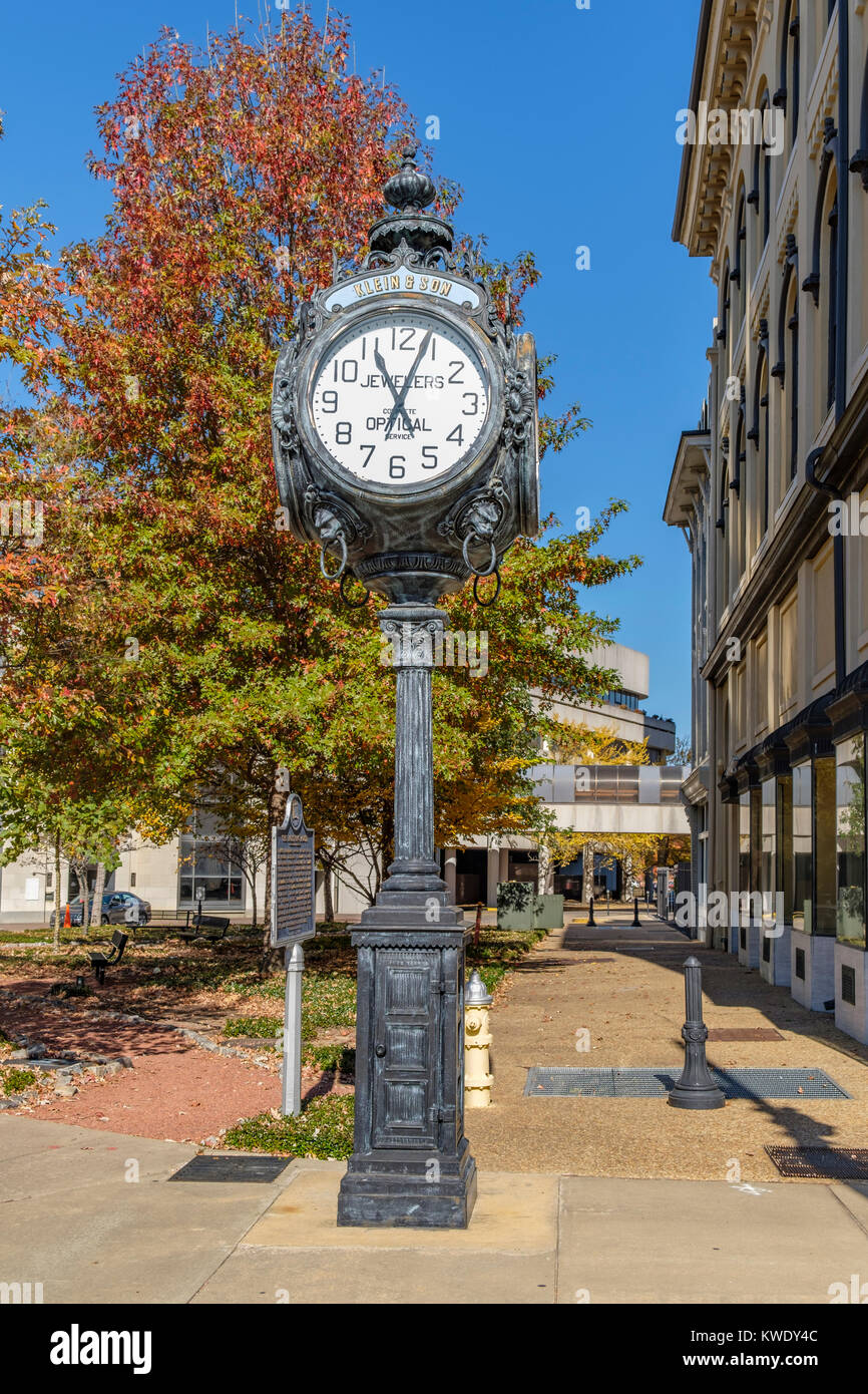 Vecchio vintage, storica città pubblicità orologio Klein & Figlio gioiellieri chiaramente visualizzato nel centro di Montgomery, Alabama, Stati Uniti d'America. Foto Stock