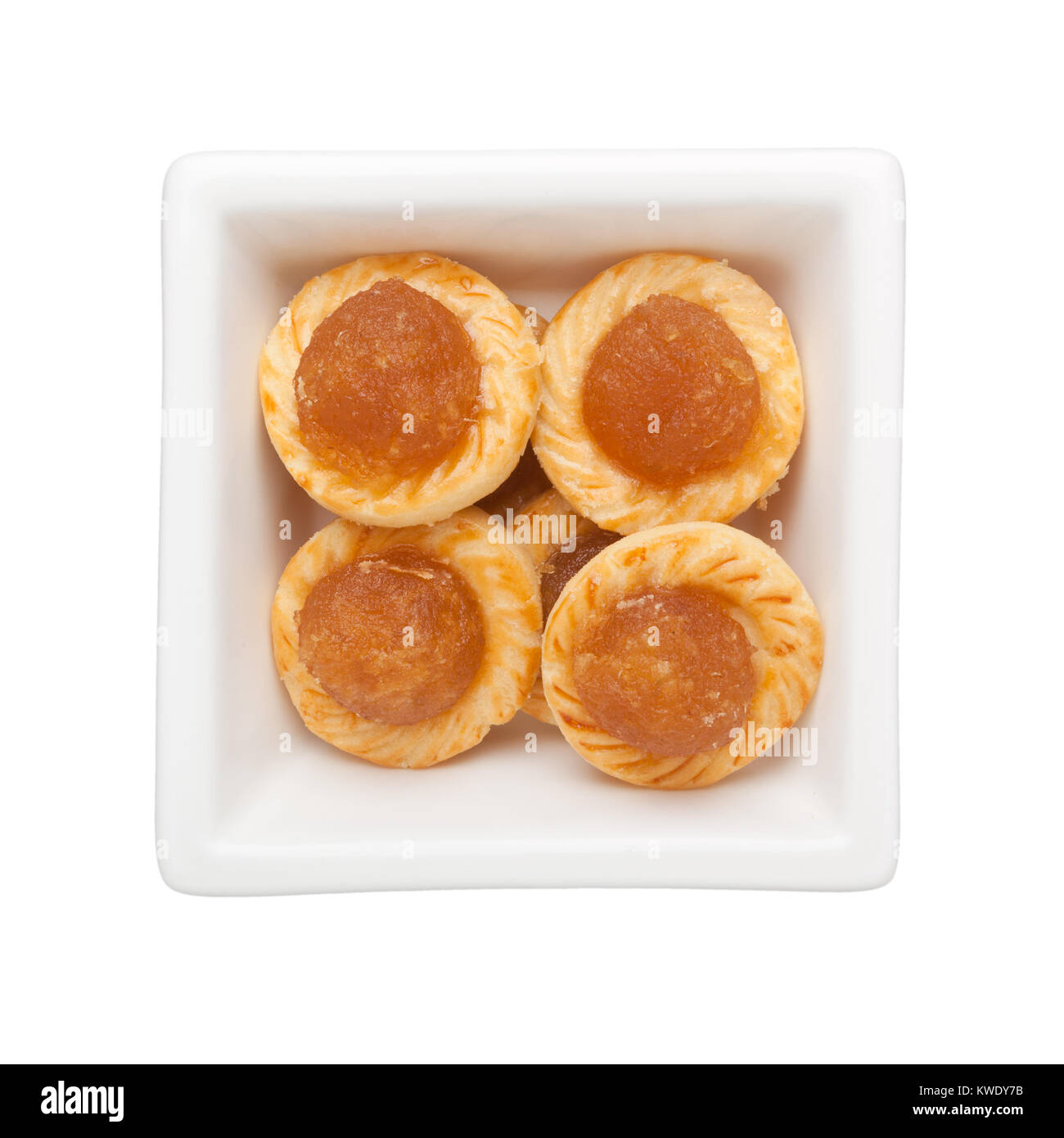 Torte ananas in un recipiente quadrato isolato su sfondo bianco Foto Stock