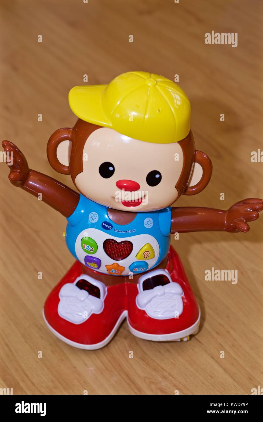 Il bambino robot giocattolo di scimmia che balla e gioca tag, per i bambini al di sotto dei 5 anni di età Foto Stock