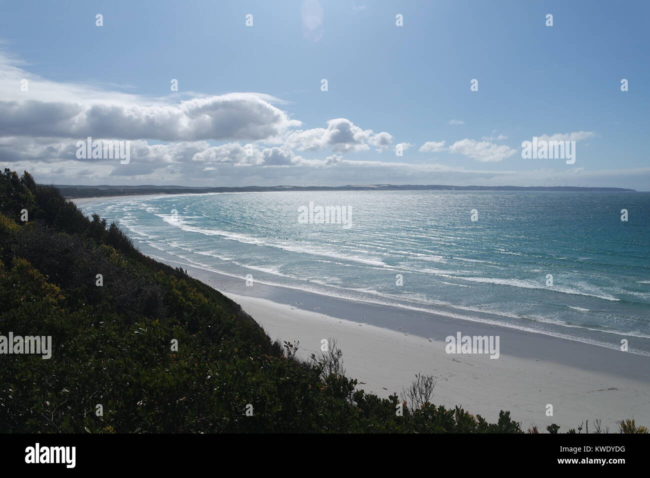 Bellissimo paesaggio marino con il sole che splende sulle onde di whitewater Foto Stock