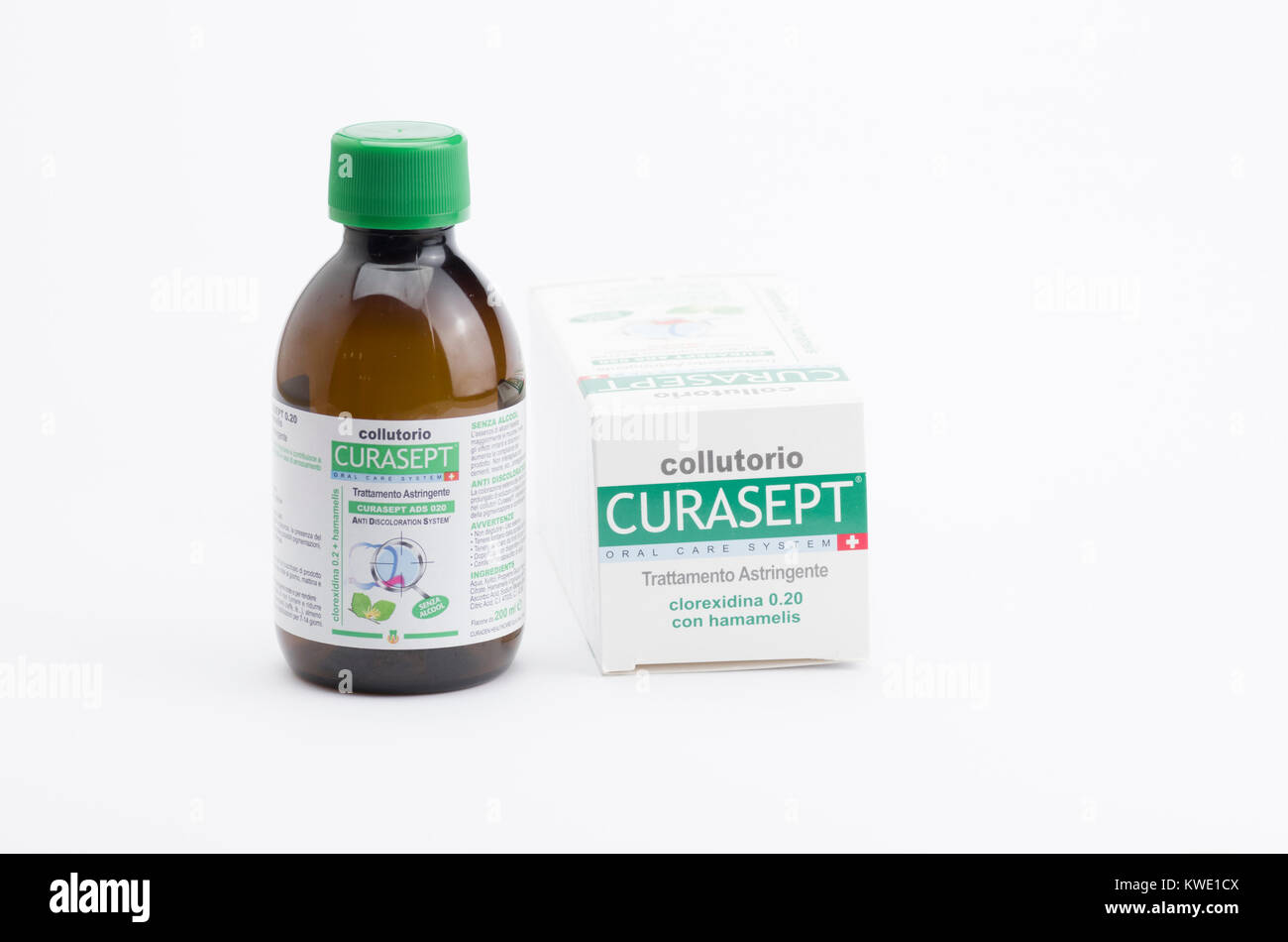 Clorexidina CURASEPT cura orale colluttorio con hamamelis - sfondo bianco  Foto stock - Alamy