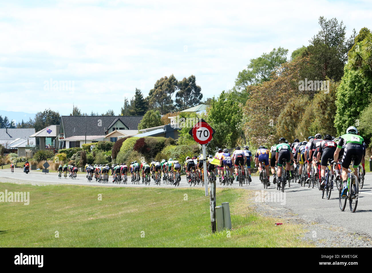 Tour del Southland cycle race passando attraverso Manapouri nell Isola del Sud, Nuova Zelanda che mostra la voce peleton verso fine a Te Anui. Foto Stock