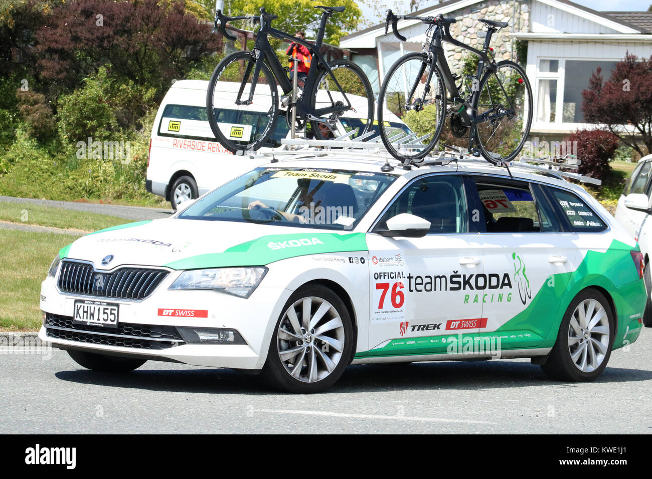 Tour del Southland cycle race passando attraverso Manapouri nell Isola del Sud, Nuova Zelanda che mostra un team Skoda auto di supporto dopo la gara. Foto Stock