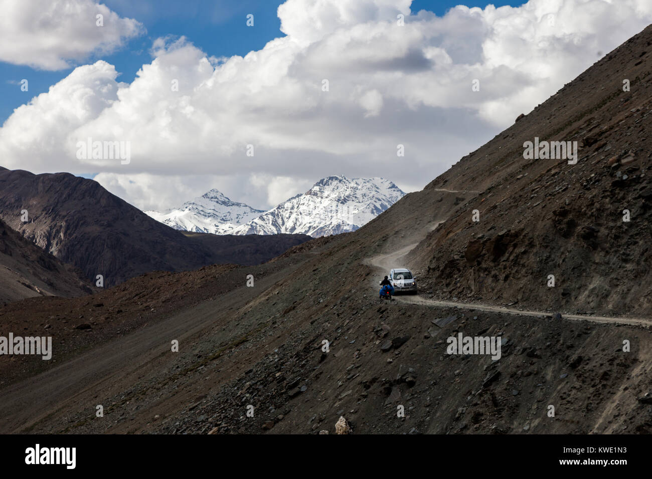 Veicoli su strada viaggio verso Chandrataal in Spiti Valley, Himachal Pradesh Foto Stock