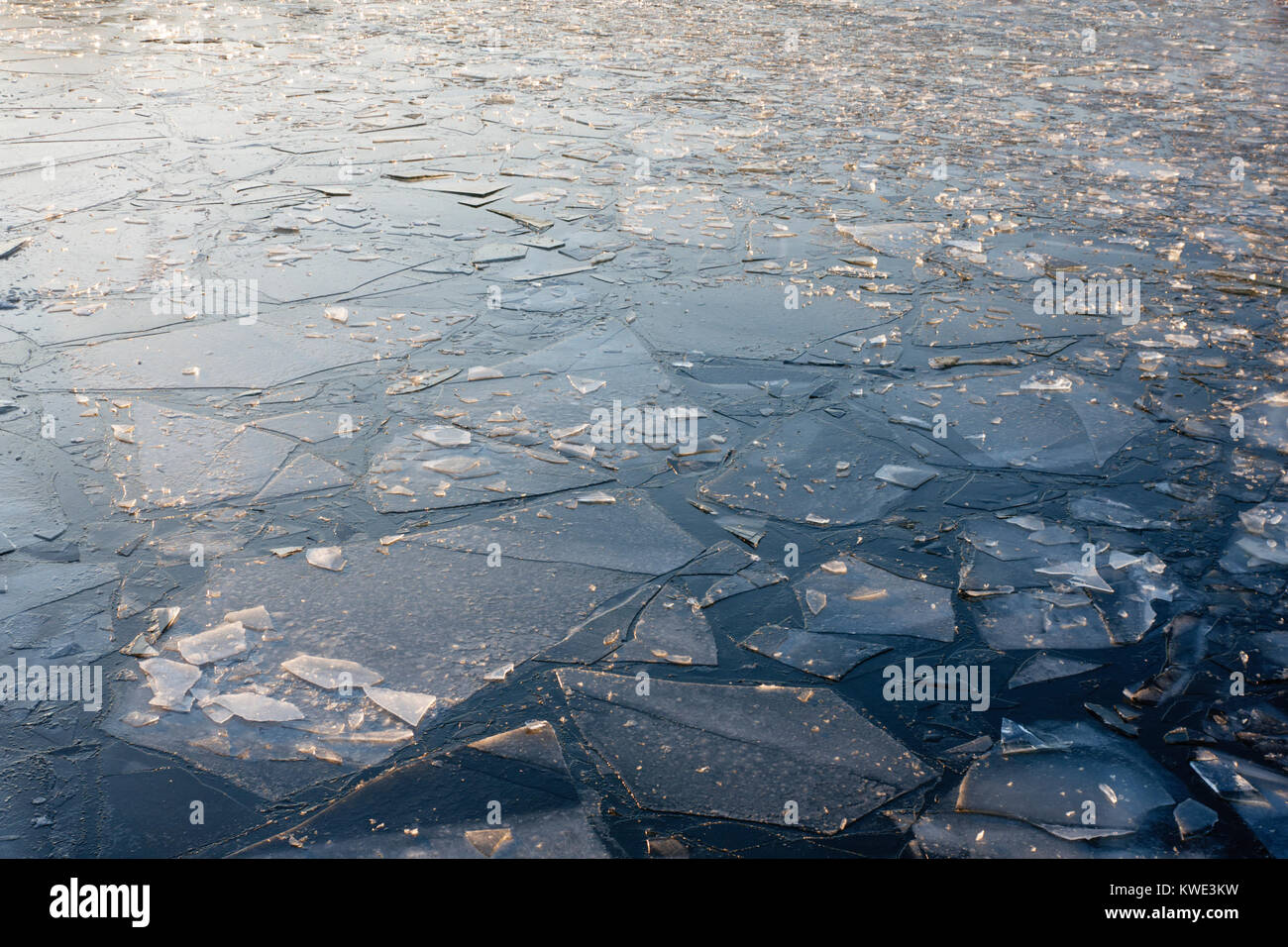 Ice floes in un fiume congelato superficie. Foto Stock