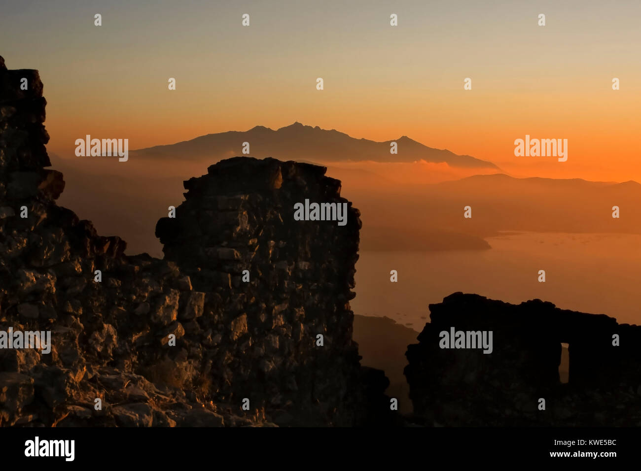 Le rovine del castello di Volterraio nel tramonto sull'Isola d'Elba nel Mare Mediterraneo Foto Stock