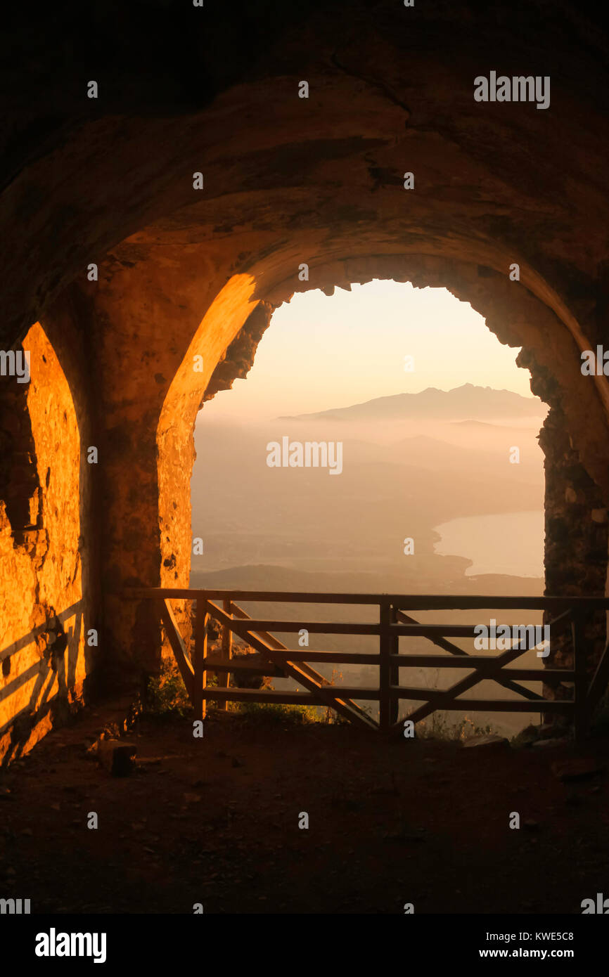 Le rovine del castello di Volterraio nel tramonto sull'Isola d'Elba nel Mare Mediterraneo Foto Stock