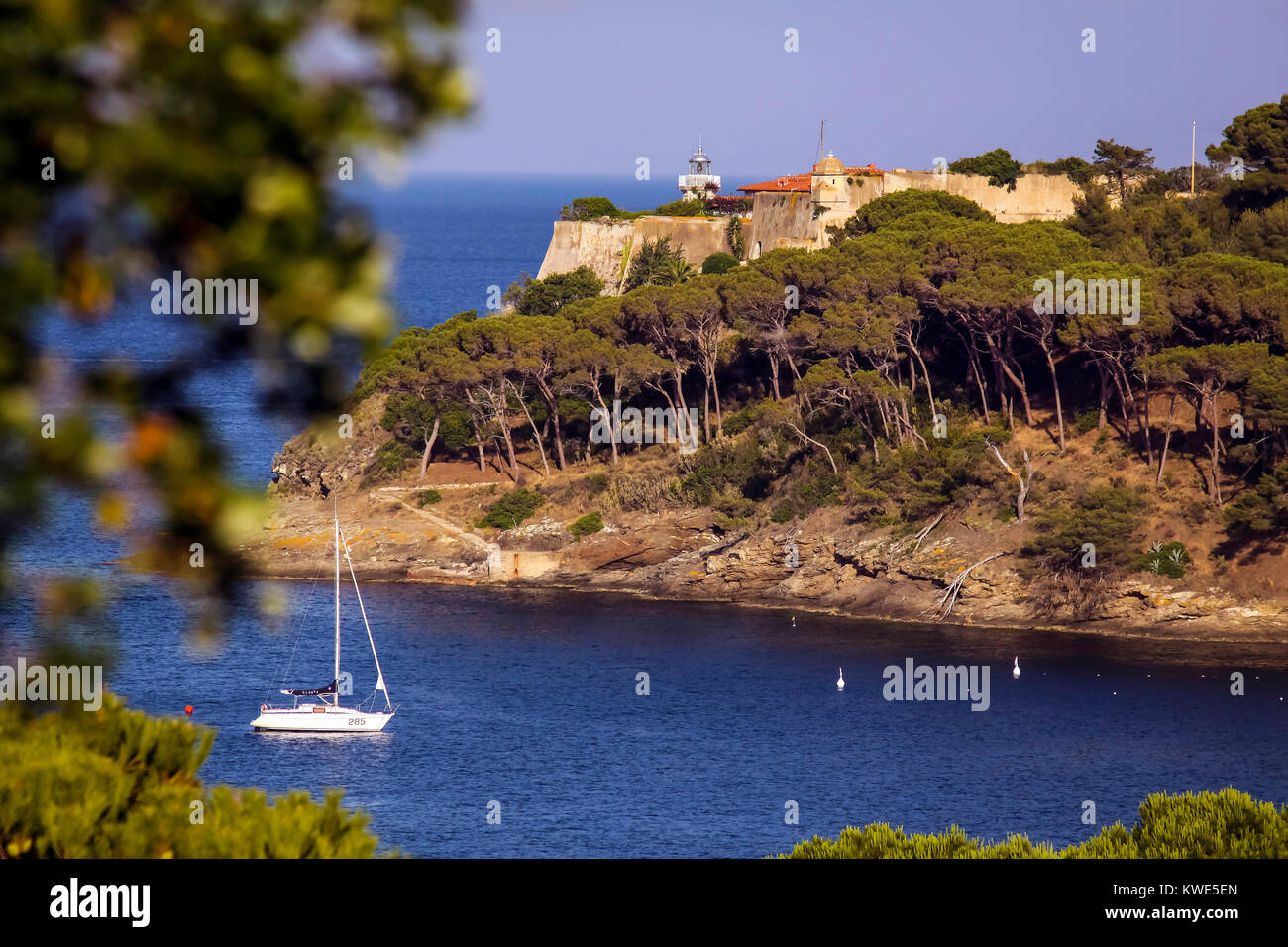 La baia con la piccola città portuale di Porto Azzurro del Mediterraneo isola d'Elba Foto Stock