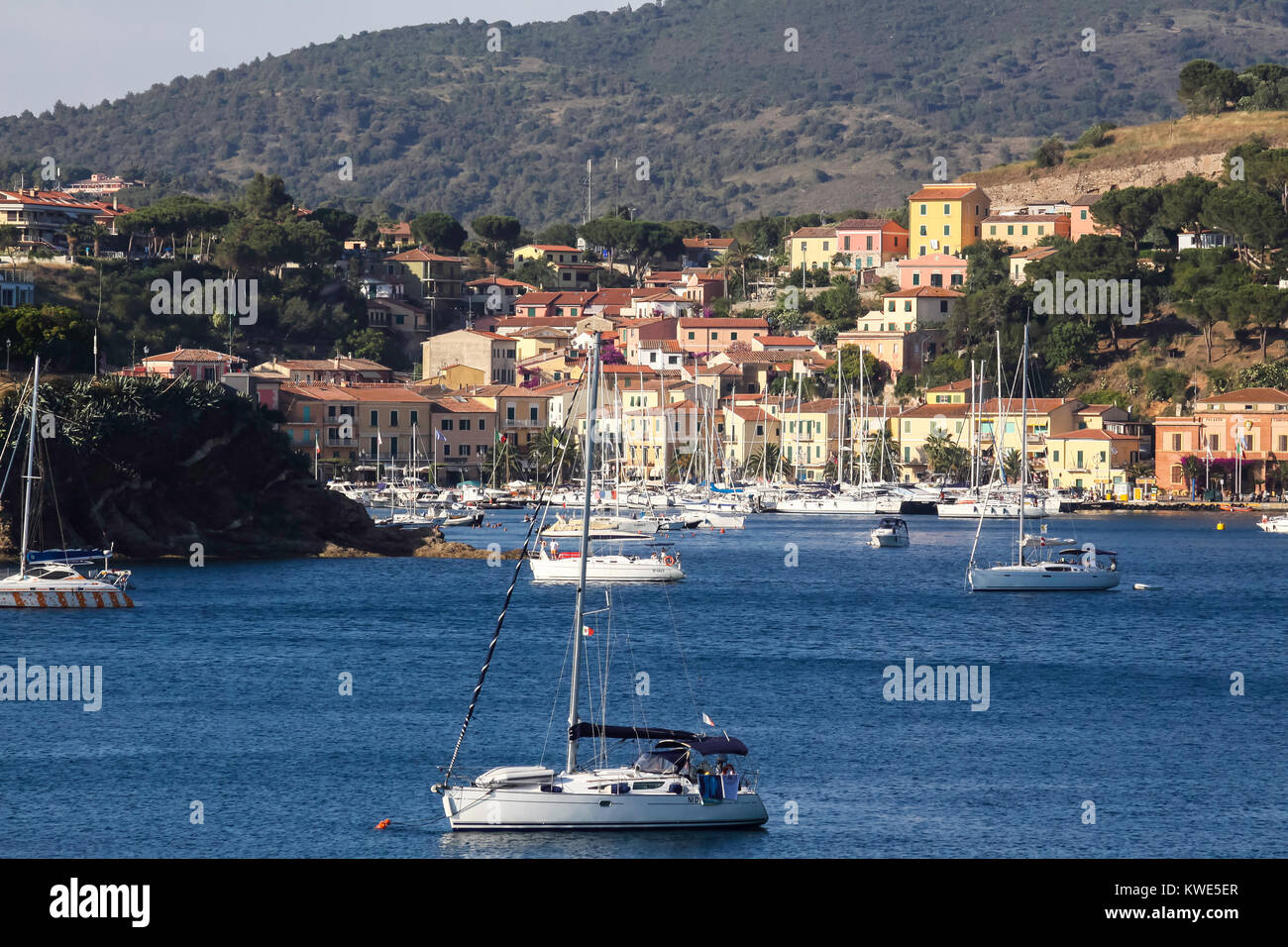 La baia con la piccola città portuale di Porto Azzurro del Mediterraneo isola d'Elba Foto Stock