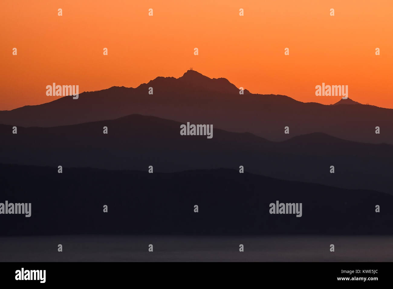 Tramonto sull'Isola d'Elba nel Mare Mediterraneo Foto Stock