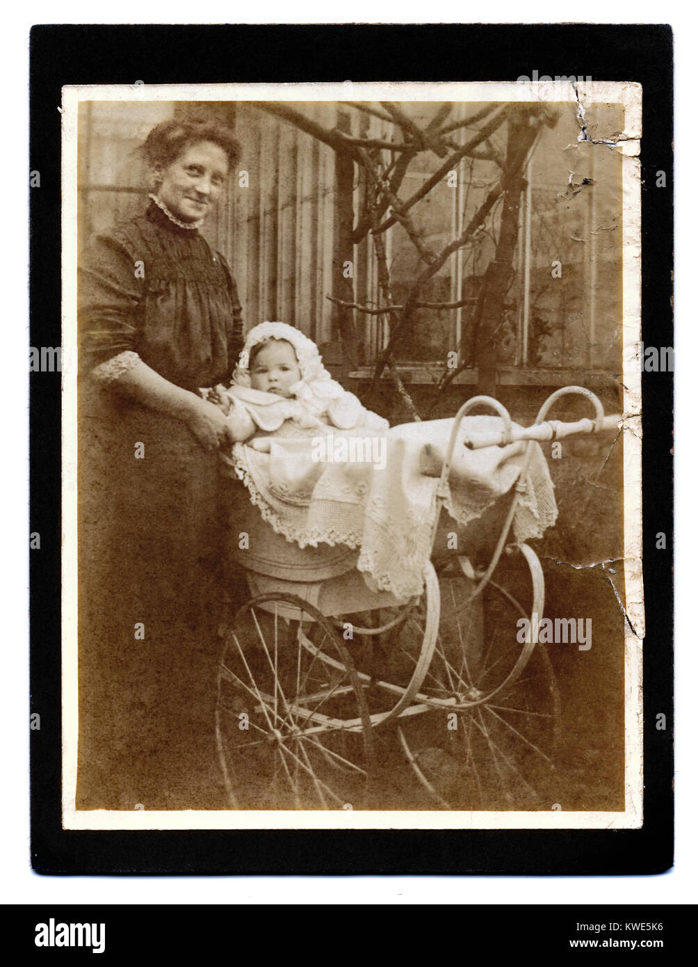 Edith Johnson baby e Beryl, 1910, Ramuz Drive, Westcliff on Sea, Essex, Regno Unito Foto Stock