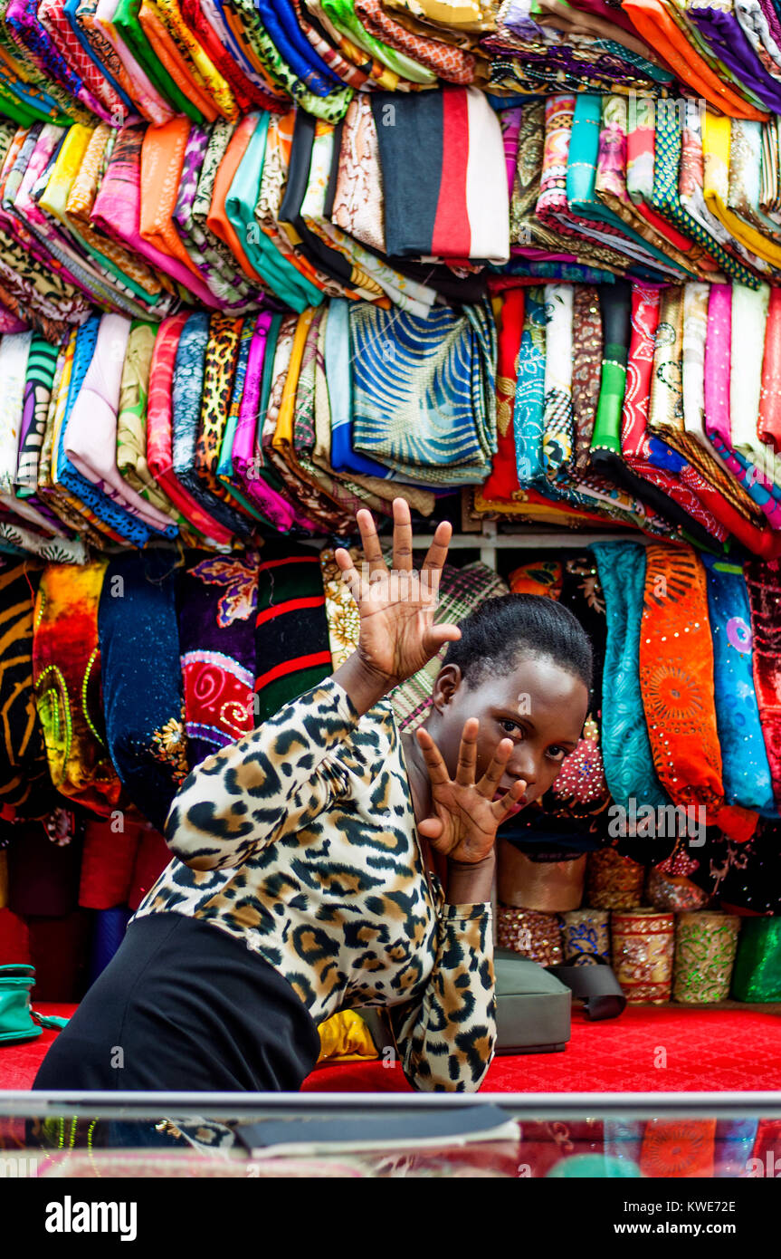Shop assistant in un africano-syle boutique e shopping mall, Kampala, Uganda Foto Stock