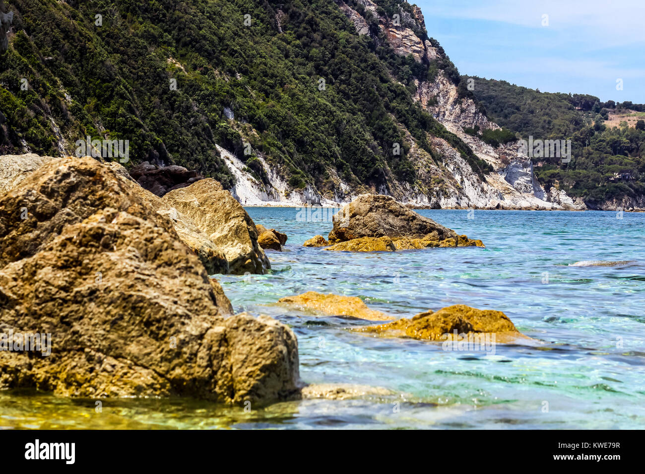 Le sponde rocciose e piccole lagune del Mediterraneo isola d'Elba Foto Stock