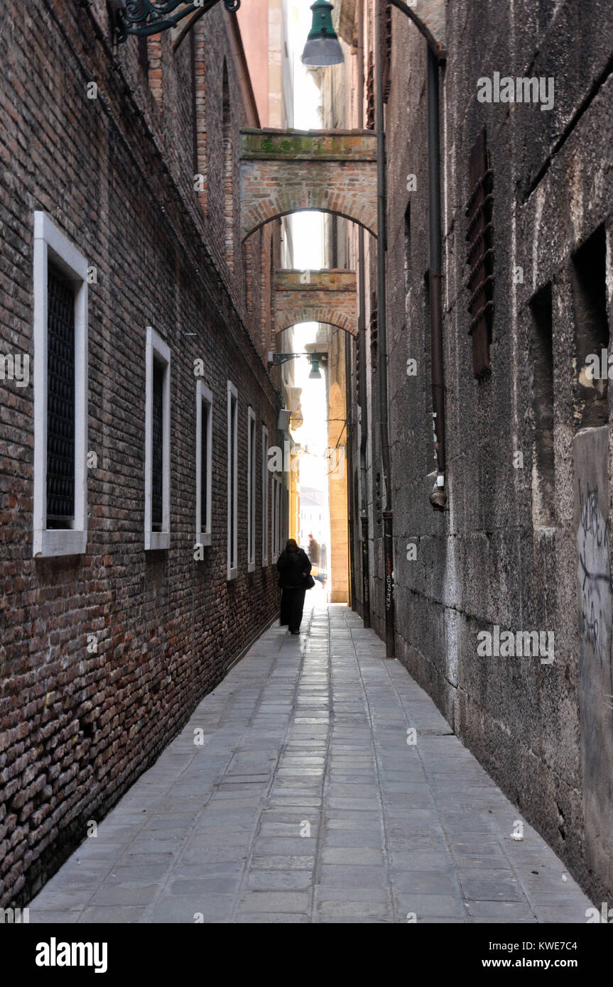 La donna nel vicolo, Venezia, Italia Foto Stock