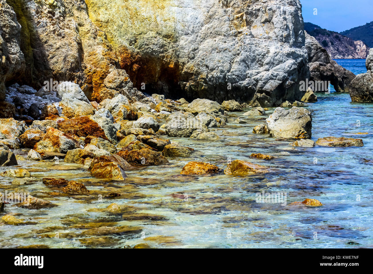 Le sponde rocciose e piccole lagune del Mediterraneo isola d'Elba Foto Stock