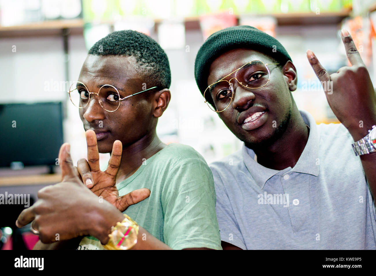 Negozio di maschio gli assistenti in un computer negozio di accessori, shopping mall, Kampala, Uganda Foto Stock