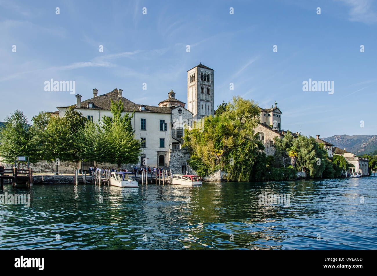 Il lago d' Orta è uno dei più belli dei laghi italiani. Isola di San Giulio o isola di San Giulio è un' isola all' interno del Lago d'Orta in Piemonte. Foto Stock