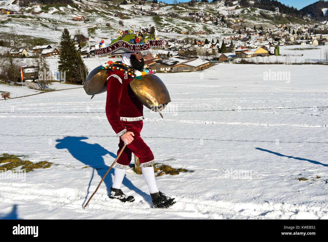 Schellenklaus, San Silvestro mummer con grande bellls, vecchio Silvestro processione, Urnäsch "Kläuse" di San Silvestro, Urnäsch, Appenzello Esterno, Svizzera Foto Stock