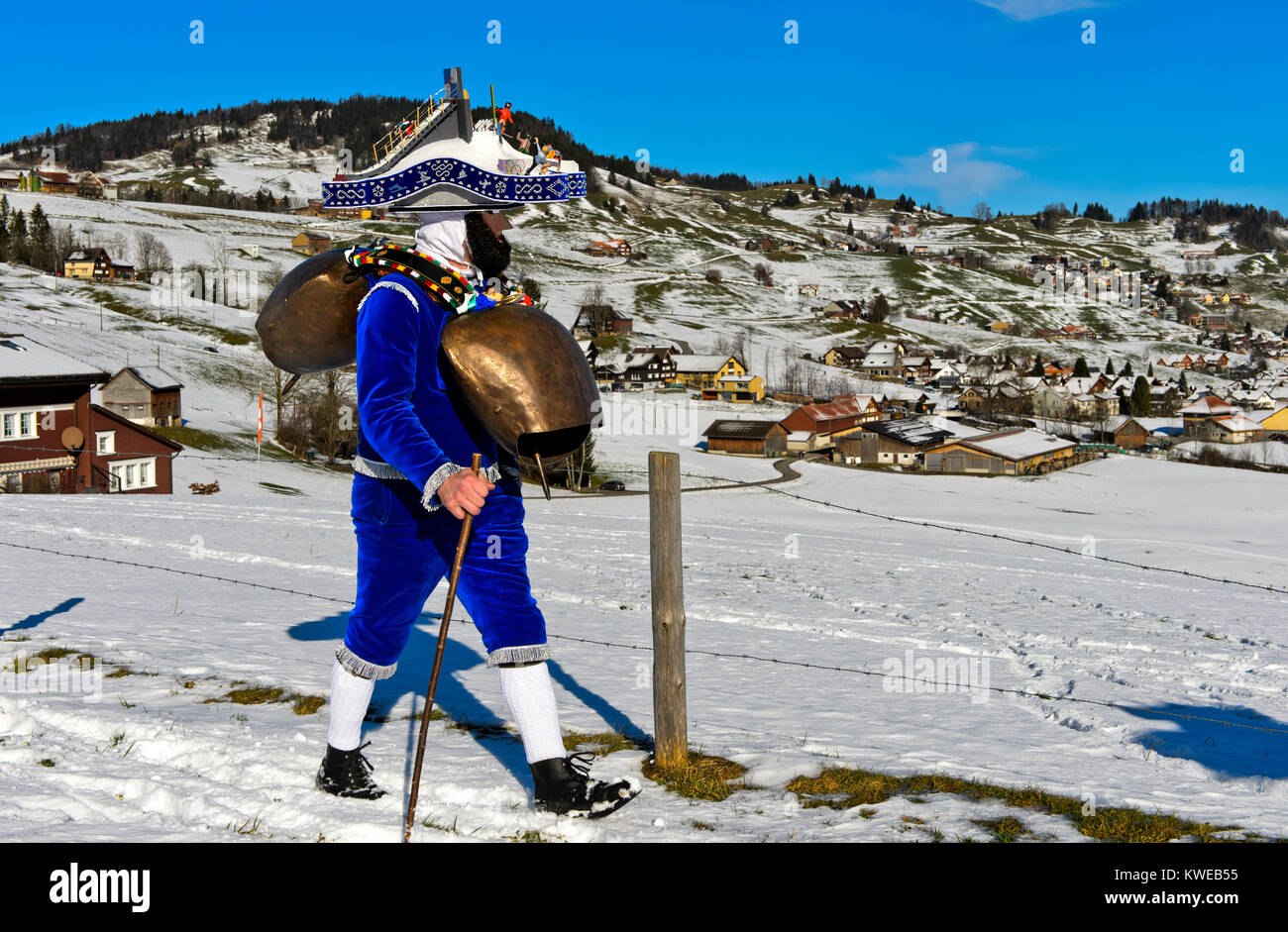 Schellenklaus, San Silvestro mummer con grande bellls, vecchio Silvestro processione, Urnäsch "Kläuse" di San Silvestro, Urnäsch, Appenzello Esterno, Svizzera Foto Stock