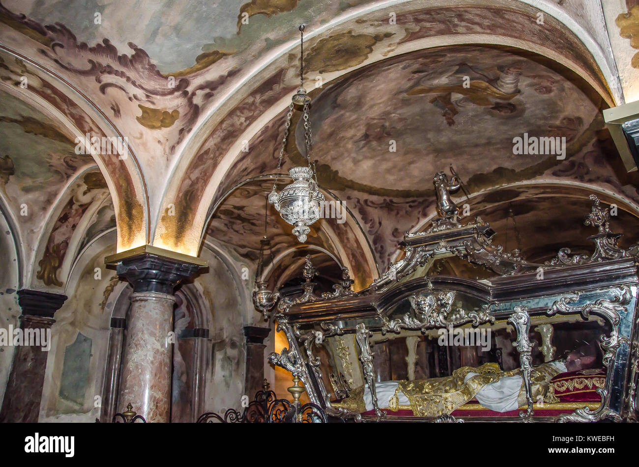 La Basilica di San Giulio è una chiesa cattolica romana sulla piccola isola di San Giulio al centro del lago d'Orta, in provincia di Novara l'Italia nord-occidentale Foto Stock