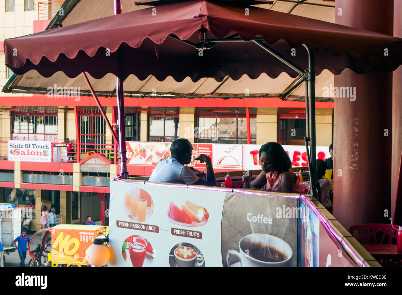 Diners in Mugies Ristorante e Bar, Bank Road, Kampala, Uganda Foto Stock