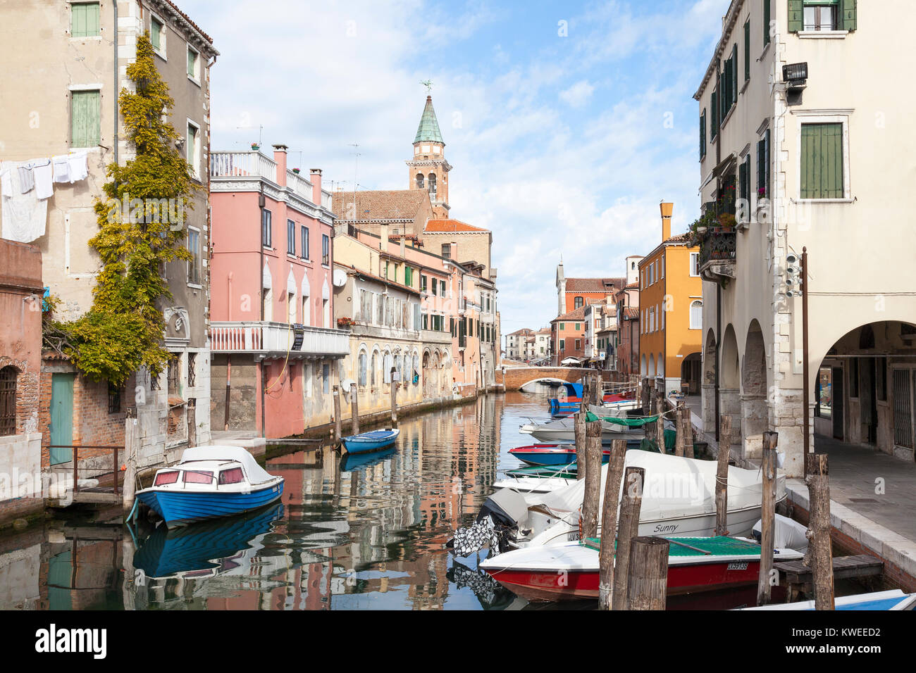 Vista tranquilla del Canal Vena, Chioggia, laguna di Venezia, Venezia, Italia. Chioggia è un importante porto peschereccio per il Nord Italia Foto Stock