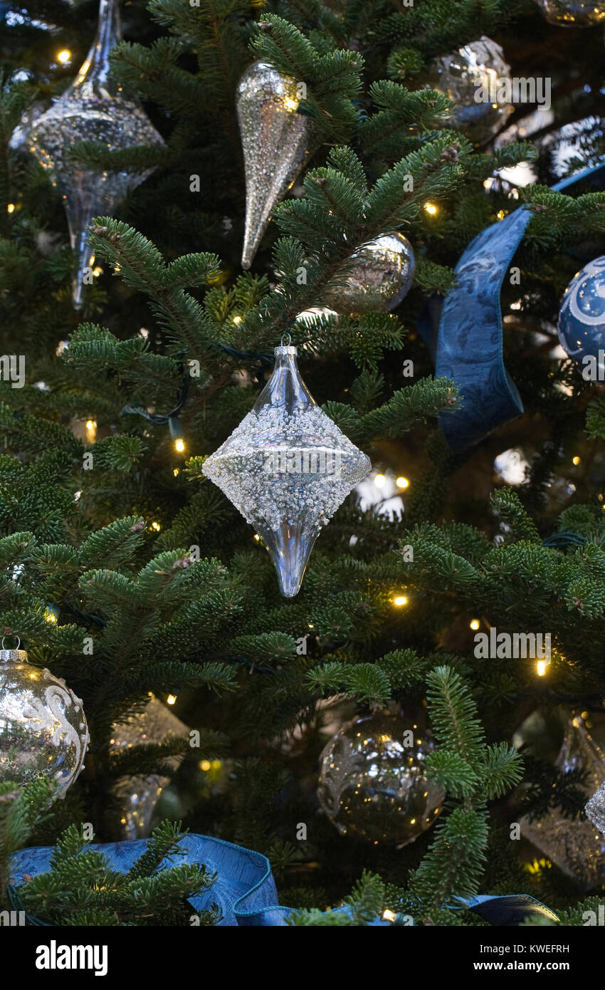 Rami di albero di natale con palline blu immagini e fotografie stock ad  alta risoluzione - Alamy