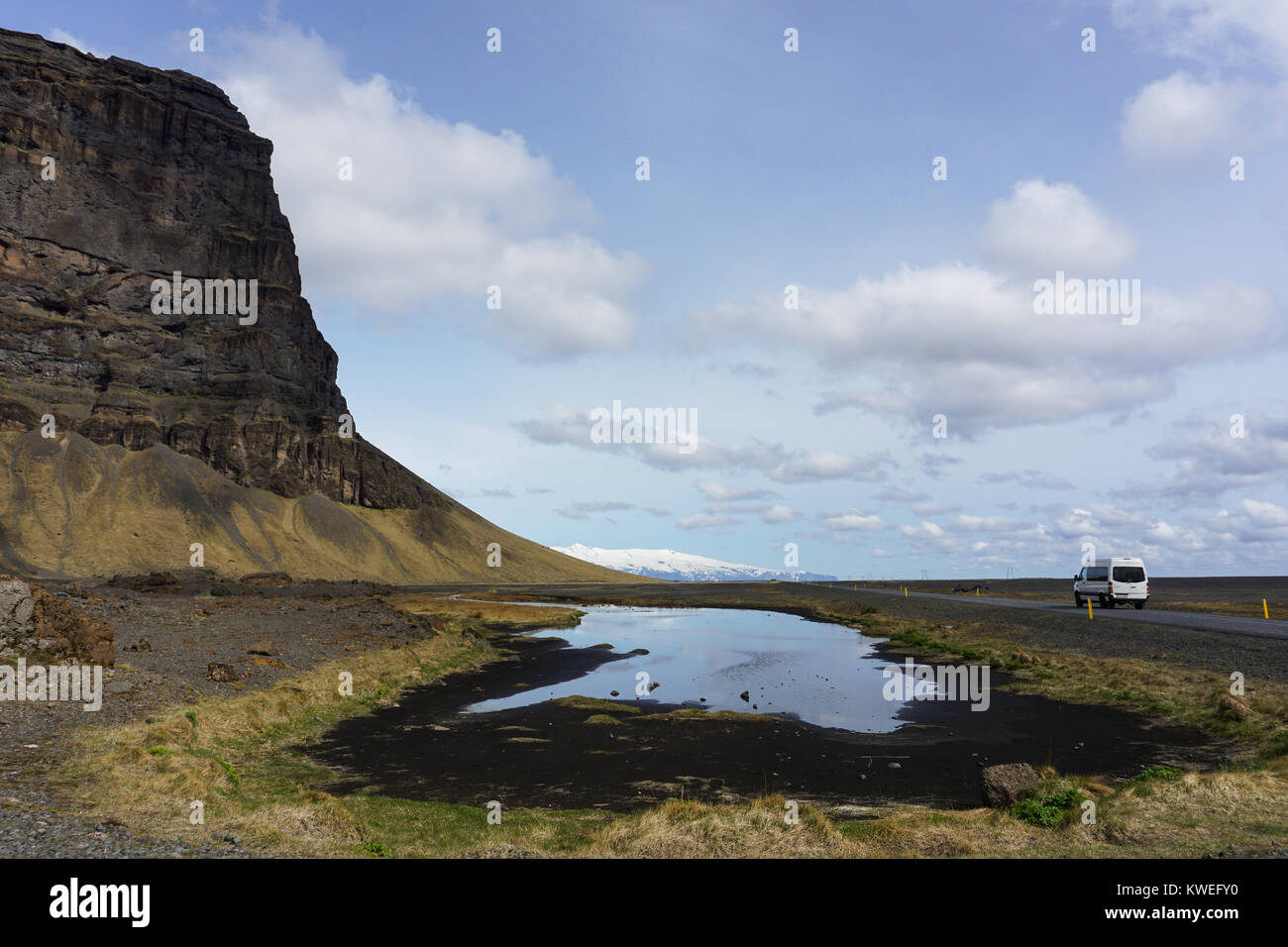 Lomagnupur Mountain e il Ring Road nel sud dell'Islanda. Foto Stock