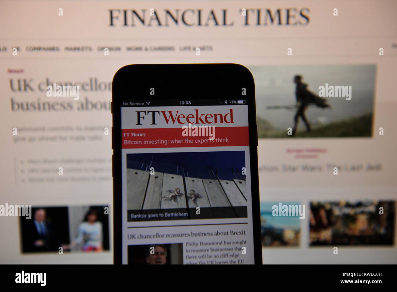 Il sito del Financial Times app su un telefono e sullo schermo di un computer Foto Stock